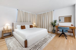 3 habitaciones, escritorio y tabla de planchar con plancha