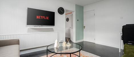 Smart-tv en een tafeltennistafel