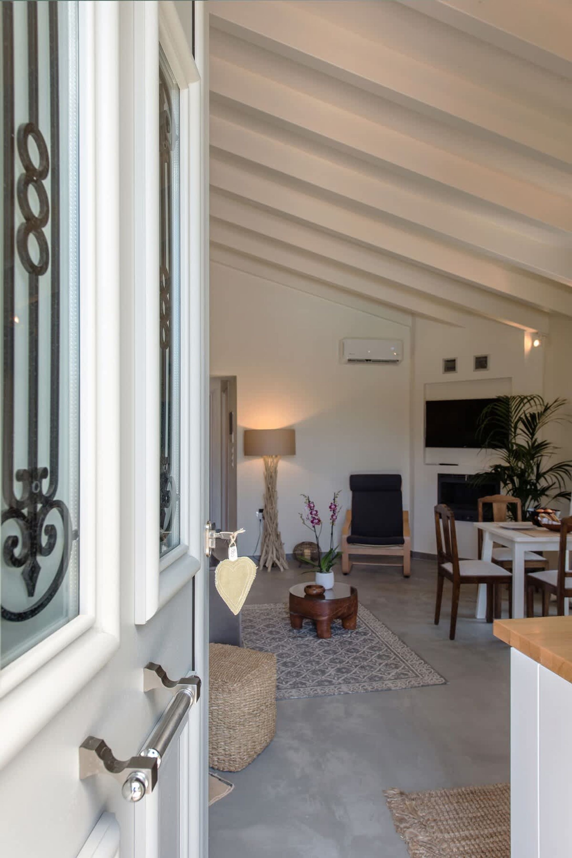Un interior moderno con comedor, chimenea y televisor.