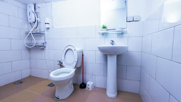 Een douche, een bidet, handdoeken, zeep
