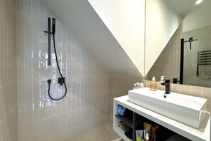 Douche, sèche-cheveux, bidet, serviettes fournies
