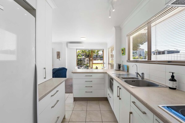 Een koelkast, een microgolfoven, een kookplaat, een vaatwasser