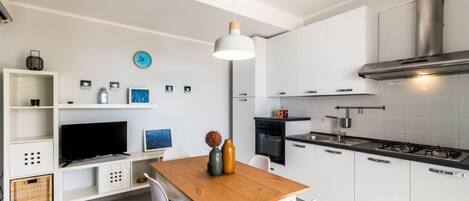 Fridge, oven, coffee/tea maker, cookware/dishes/utensils