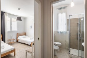 Suihku, ilmaiset hygieniatuotteet, hiustenkuivaaja, bidee