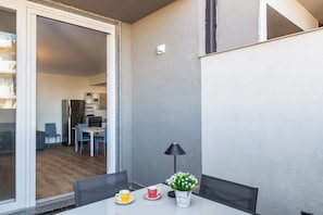 Une cuisine moderne équipée d’un réfrigérateur, d’une cuisinière et d’un coin repas avec des chaises et une table.