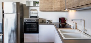 Fridge, microwave, oven, stovetop - House&Villas - Sea House (Portopalo di Capo Passero)