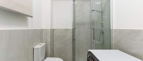 Shower, hair dryer, bidet, towels