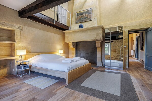 4 bedrooms, WiFi, bed sheets