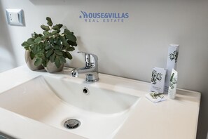 Regadera, secadora de cabello, bidet, toallas 