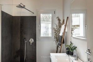 Douche, séchoir à cheveux, bidet, serviettes fournies