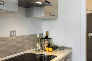 Réfrigérateur, surface de cuisson, vaisselle et ustensiles