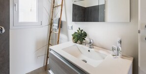 Douche, sèche-cheveux, bidet, serviettes fournies