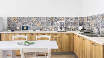 Kühlschrank, Herdplatte, Wasserkocher mit Kaffee-/Teezubehör