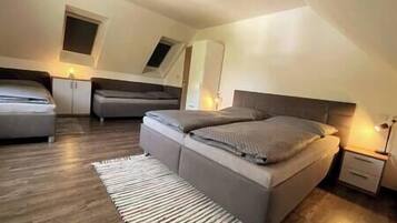 5 bedrooms, iron/ironing board, WiFi, bed sheets
