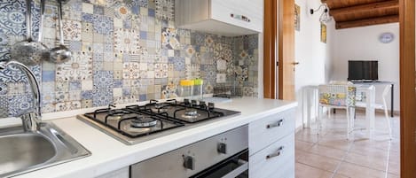 Fridge, oven, stovetop, cookware/dishes/utensils