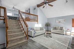 テレビ、暖炉、書斎 / ワークスペース