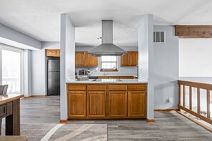 冷蔵庫、電子レンジ、オーブン、コンロ