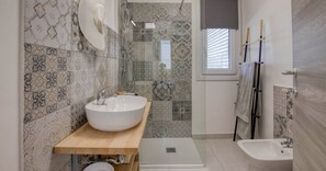 Ducha, secador de pelo, bidet, toallas