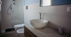 Shower, free toiletries, hair dryer, bidet