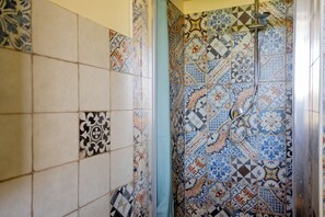 Douche, articles de toilette (gratuits), séchoir à cheveux, bidet