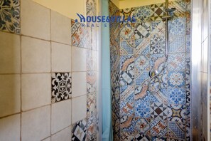 Shower, free toiletries, hair dryer, bidet