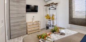 2 bedrooms, iron/ironing board, travel cot, WiFi