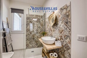 Shower, hair dryer, bidet, towels