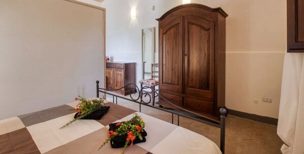 1 bedroom, desk, iron/ironing board, WiFi