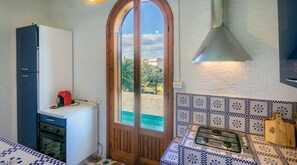 Frigorífico, horno y placa de cocina