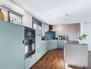 Een koelkast, een microgolfoven, een oven, een vaatwasser