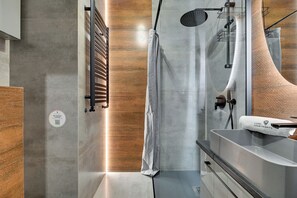 Appartement classique, balcon | Salle de bain | Douche, séchoir à cheveux, serviettes fournies, savon