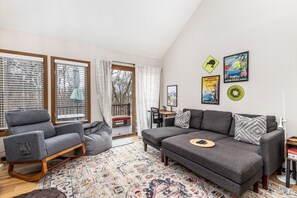 Smart TV, fireplace, books - Perfect for kids - toys and more available! (Galena)