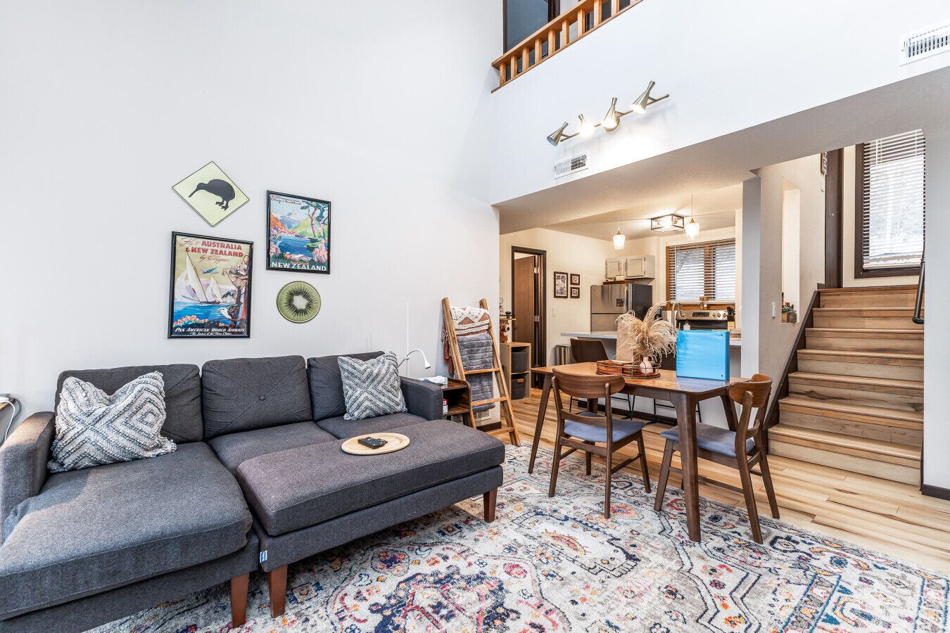 TV connectée, cheminée, livres