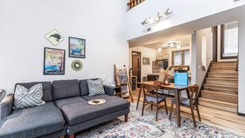 TV connectée, cheminée, livres