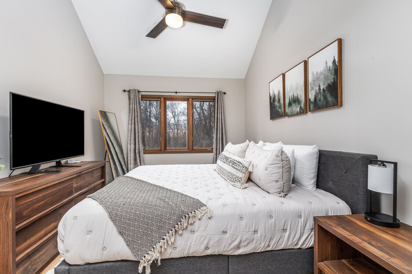 2 chambres, bureau, fer et planche à repasser, lit parapluie