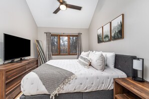 2 bedrooms, desk, iron/ironing board, travel cot - Perfect for kids - toys and more available! (Galena)