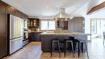 Frigorifero, microonde, forno, piano cottura