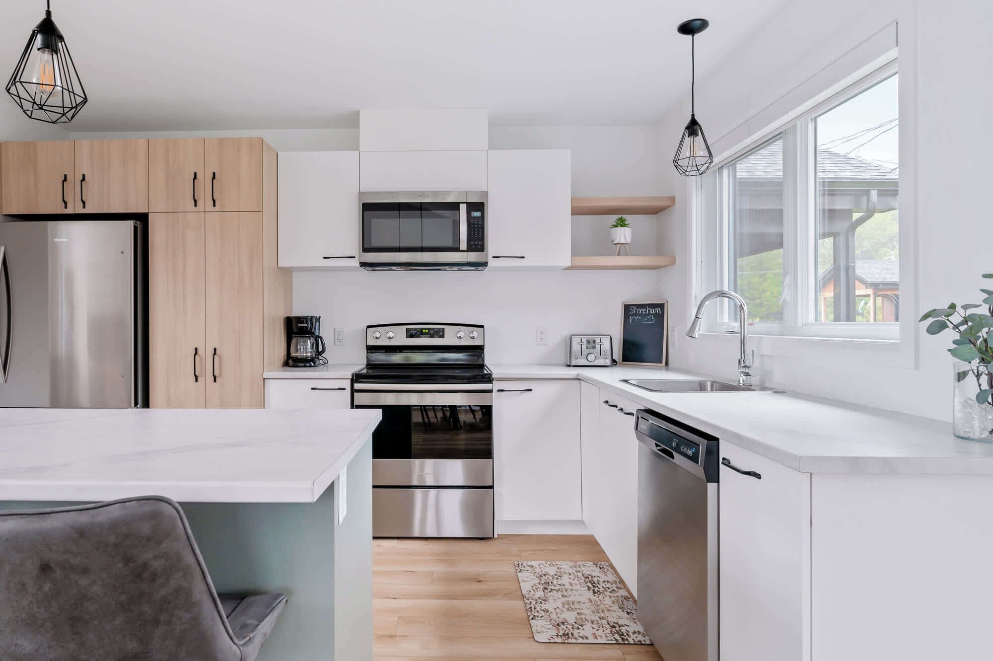 Réfrigérateur, micro-ondes, four, plaque de cuisson