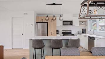 冰箱、微波炉、烤箱、炉灶