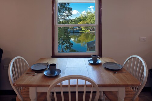 Charming 2-bedroom lake house with AC, WiFi, dock, boathouse