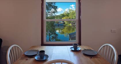 Charming 2-bedroom lake house with AC, WiFi, dock, boathouse