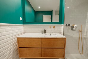 Douche, sèche-cheveux, serviettes fournies