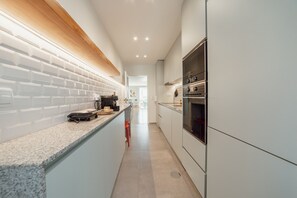 Geladeira, micro-ondas, fogão, lava-louças