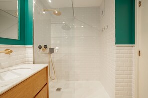 Douche, sèche-cheveux, serviettes fournies, savon