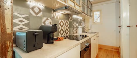 Fridge, microwave, oven, coffee/tea maker