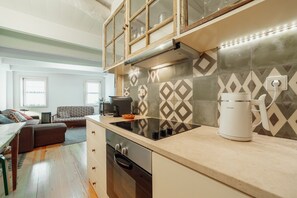Fridge, microwave, oven, coffee/tea maker