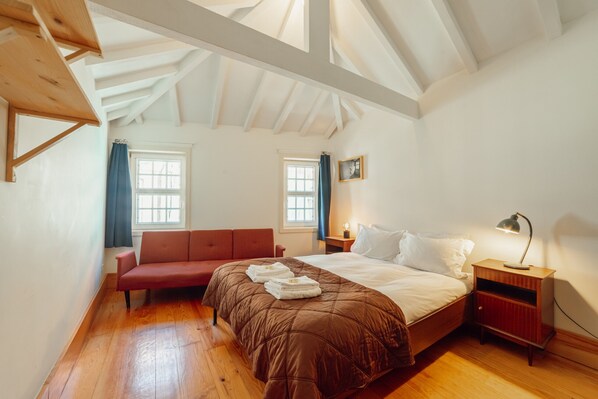 2 bedrooms, iron/ironing board, free WiFi, bed sheets