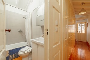 Shower, hair dryer, towels, soap - Historical Duplex with Terrace by Hosty (Oporto)