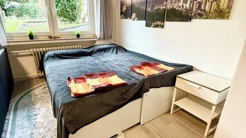 1 slaapkamer, een strijkplank/strijkijzer, gratis wifi, beddengoed