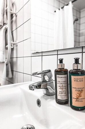 Classic Tek Büyük Yataklı Oda | Banyo | Saç kurutma makinesi, havlu, sabun, şampuan 